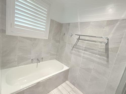 Peaceful Room in Modern Baulkham Hills Home - BH3