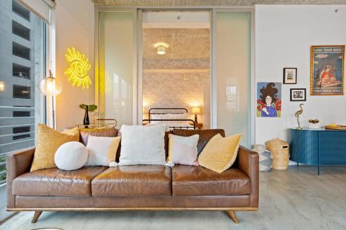 City Loft - Downtown Bayfront pool gym & parking