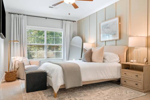 NEW Serene 3BR, Family Friendly, Quiet Neighborhood, Sleeps 8! in Auburn, USA