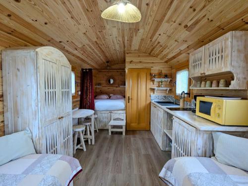 Roulotte insolite avec piscine chauffée et petit-déjeuner inclus - FR-1-591-621 chambre d'hôte Mossay