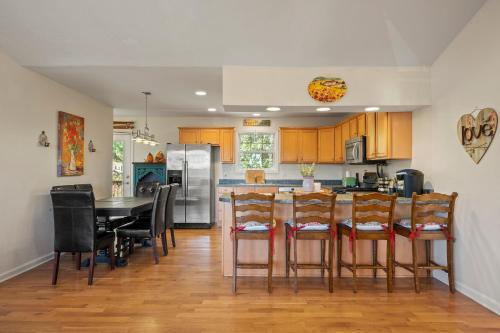 Lovely Mountain Home with Wifi and AC in Serene area of Morganton in Morganton, USA