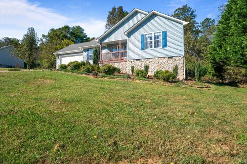 Lovely Mountain Home with Wifi and AC in Serene area of Morganton in Morganton, USA