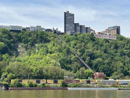 Valet Parking - Luxury Apt at Prime PGH Location! in Pittsburgh, USA