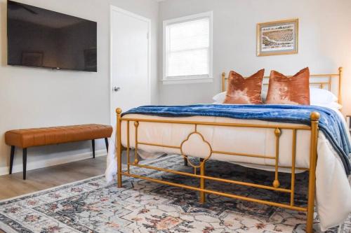 NEW! Cozy 4-Bed Family Friendly Home in Columbus in Columbus, USA