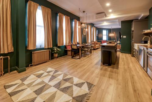 North House - Majestic 3-Bedroom Designer Apartment - image 3