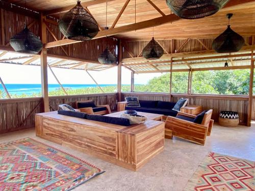 Ümbrus, Rote Island Lodge in Oenggaut
