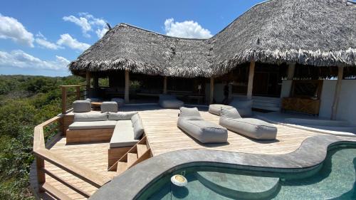 Ümbrus, Rote Island Lodge in Oenggaut