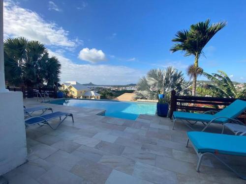 Cozy Deluxe 2BR I Central I Pool & View