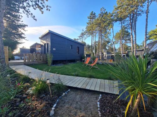 Cottage 6 personnes avec piscine couverte et chauffée à 300 m de la mer (Cottage pour 6 personnes avec piscine couverte et chauffee a 300 m de la mer avec Wi-Fi et climatise) in Jullouville