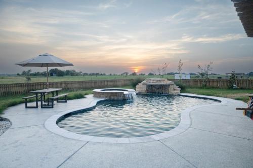 Spacious 5 bedroom 3 bath modern farmhouse in Eddy TX with pool, hot tub & Wifi in Troy, USA