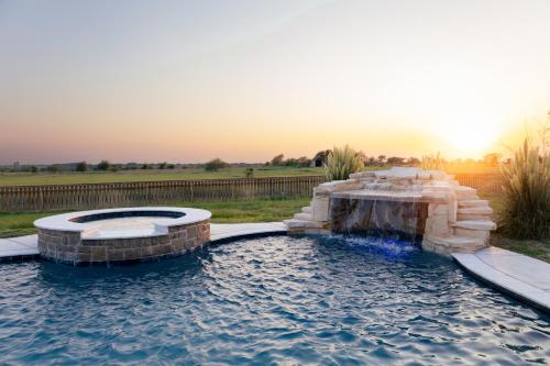 Spacious 5 bedroom 3 bath modern farmhouse in Eddy TX with pool, hot tub & Wifi in Troy, USA