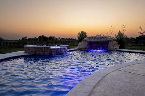 Spacious 5 bedroom 3 bath modern farmhouse in Eddy TX with pool, hot tub & Wifi in Troy, USA