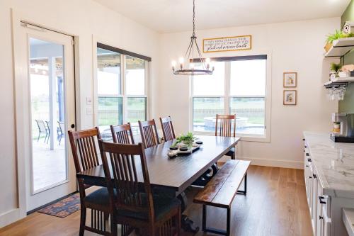 Spacious 5 bedroom 3 bath modern farmhouse in Eddy TX with pool, hot tub & Wifi in Troy, USA