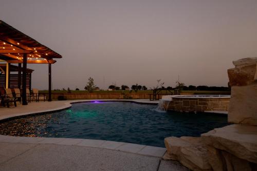Spacious 5 bedroom 3 bath modern farmhouse in Eddy TX with pool, hot tub & Wifi in Troy, USA