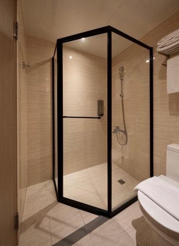 1 king bed, 1 double bed