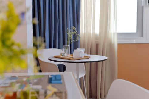 Airotel Guestroom image 6