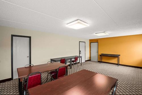 Quality Inn & Suites Columbia - image 9