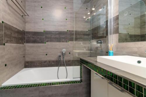 Feels Like Home Premium Apartment by BookingHost, Breslau (Foto 7)