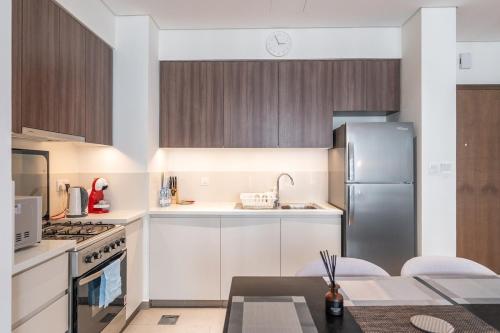 Free housekeeping visits during your stay - StayShort - Chic 1BR Flat Stunning Views in Dubai Hills, Dubai (Foto 2)