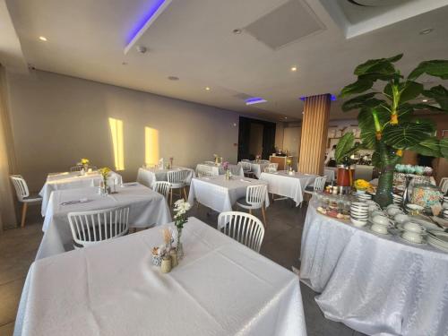 Restaurant, 12 Oceans Hotel and Conference Centre in Kingsburgh
