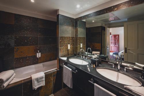 Prestige Room with Queen Bed or Twin Beds image 1