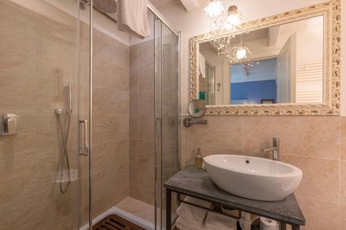 Superior Queen Room image 8
