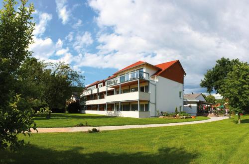 Hotel & Restaurant Kronenhof am Weser-Radweg in Oberweser