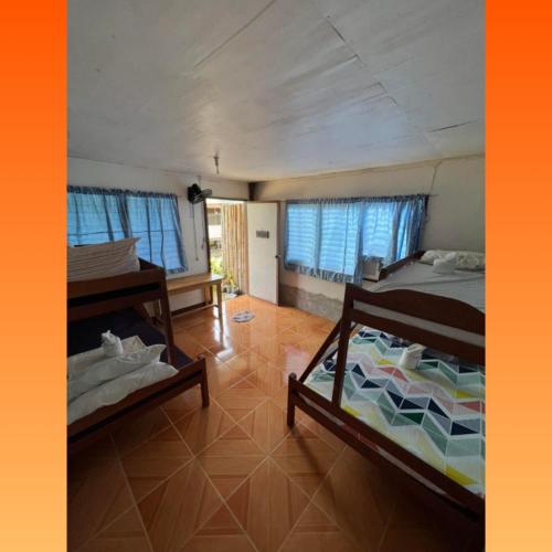 2 bunk beds
