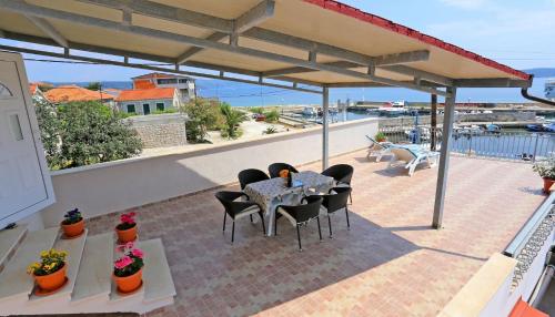 Apartment Marija - beautiful sea view - image 11