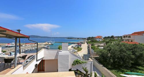 Apartment Marija - beautiful sea view - image 8