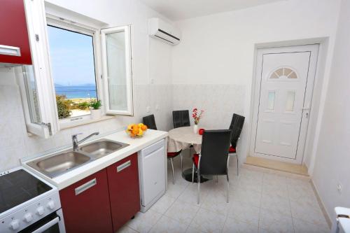 Apartment Marija - beautiful sea view - image 2