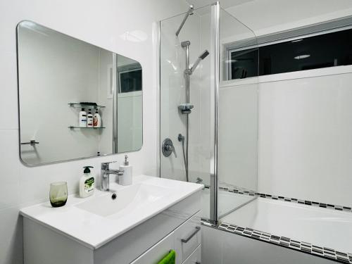 LA SOL - ensuite & seperate entrance - close to uni, Hamilton (photo 10)