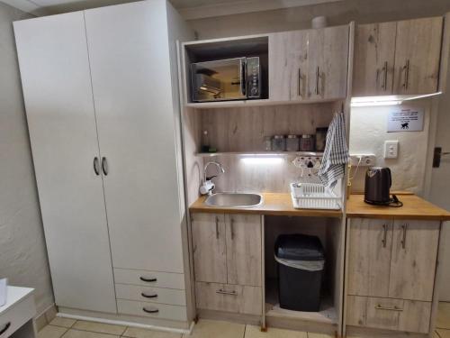 Studio Apartment with Sea View image 6