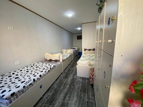 7 twin beds