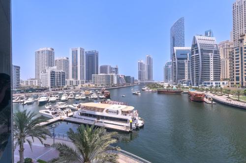 Free housekeeping visits during your stay - StayShort - Elegant 3-Bedrooms in Dubai Marina with stunning views!, Dubai (foto 2)