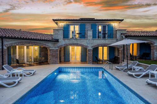 Villa Mila in Medulin with sea view and private pool only 300 meters from the beach, Medulin (Medolino)