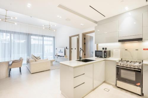 Stylish Home with Direct Pool Access by the Canal, Dubai (photo 10)