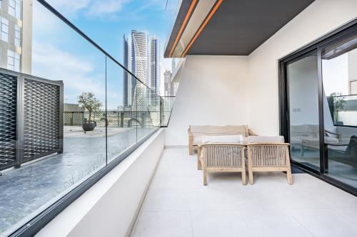 Stylish Home with Direct Pool Access by the Canal, Dubai (photo 6)