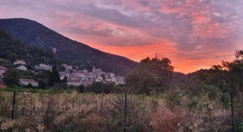 Viesnīcas āriene, La vie en rose, a room with a view! in Roquebrun