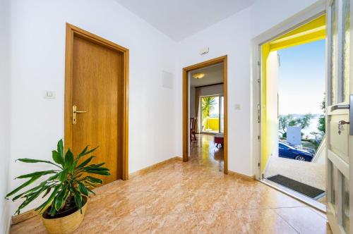 One-Bedroom Apartment image 9