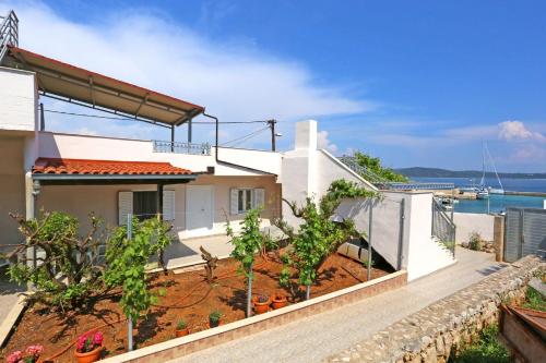 Apartment Marija - beautiful sea view - image 5