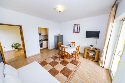 One-Bedroom Apartment image 6
