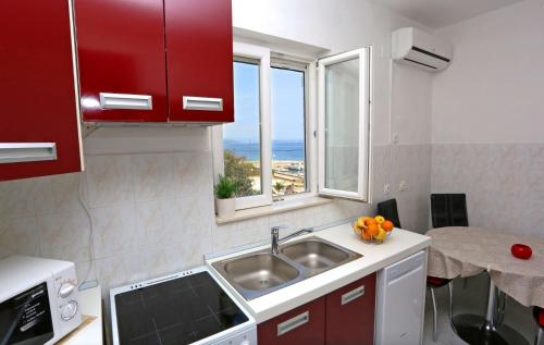 Apartment Marija - beautiful sea view - image 6