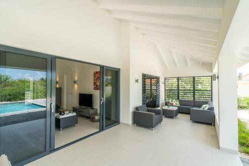 Luxe villa op Coral Estate 1 min lopen van zee in Willibrordus