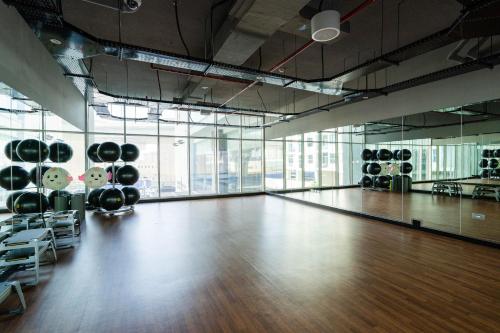 Beautiful Stylish Apartment with Marina Views - image 4