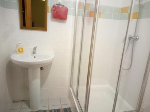 Bathroom, Costa Lodges, Funchal or Santa Cruz Madeira, shared room in Madeira Island