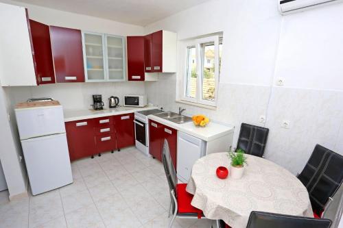 Apartment Marija - beautiful sea view - image 9