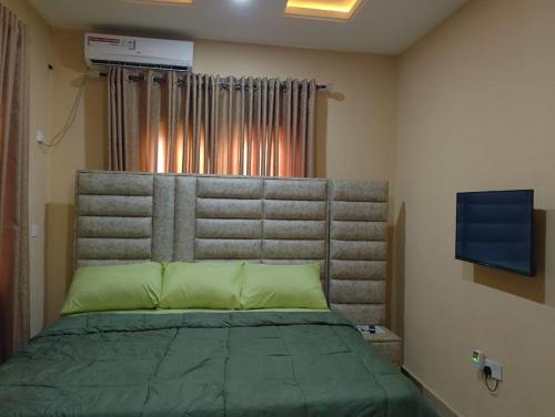 2 Bed - Sleeps 4 - AirCon - Free Parking, Бенин-Сити (фото 7)