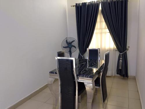 2 Bed - Sleeps 4 - AirCon - Free Parking, Бенин-Сити (фото 8)
