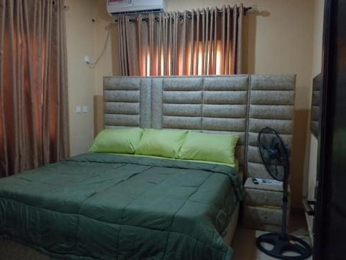 2 Bed - Sleeps 4 - AirCon - Free Parking, Бенин-Сити (фото 5)